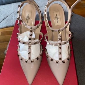 VALENTINO PATENT ROCKSTUD CAGED PUMP 100MM